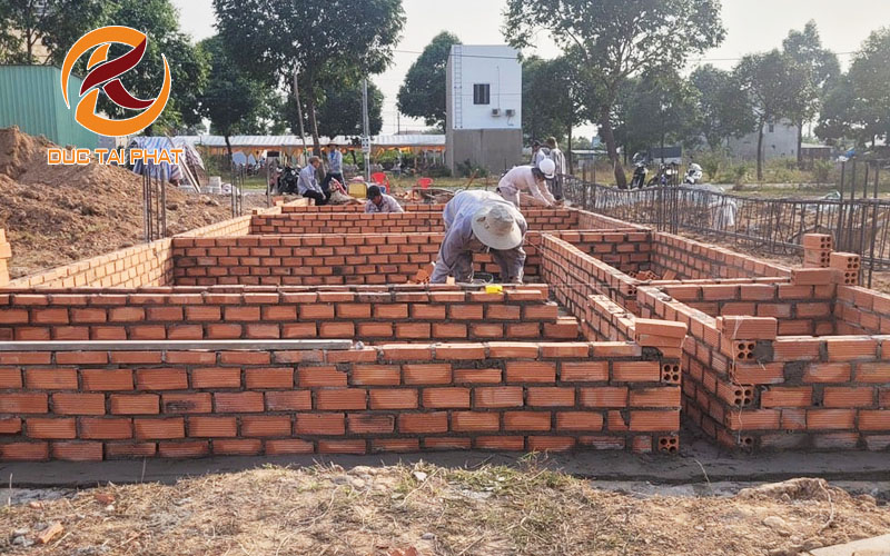 Nhà thầu đang thi công công trình xây nhà trọn gói